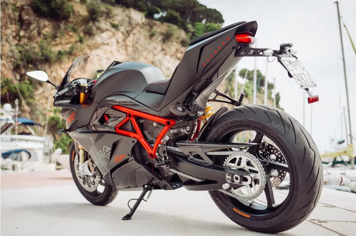 Nico Rosberg mette in palio la sua Energica Ego: il ricavato alla Croce Rossa (5)
