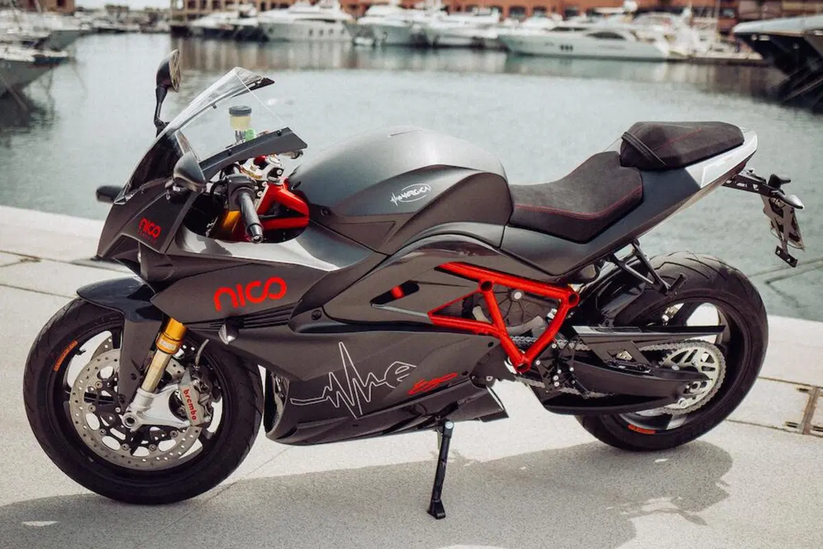 Nico Rosberg mette in palio la sua Energica Ego: il ricavato alla Croce Rossa (6)