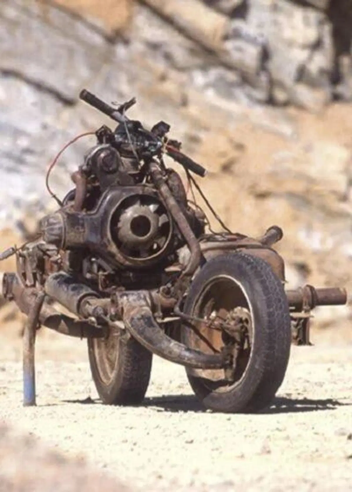 Quando la moto salva la vita all’uomo disperso, Ma uccide l’auto: francese distrugge compatta Citroen per scappare [2CV -> 2 ruote] (4)