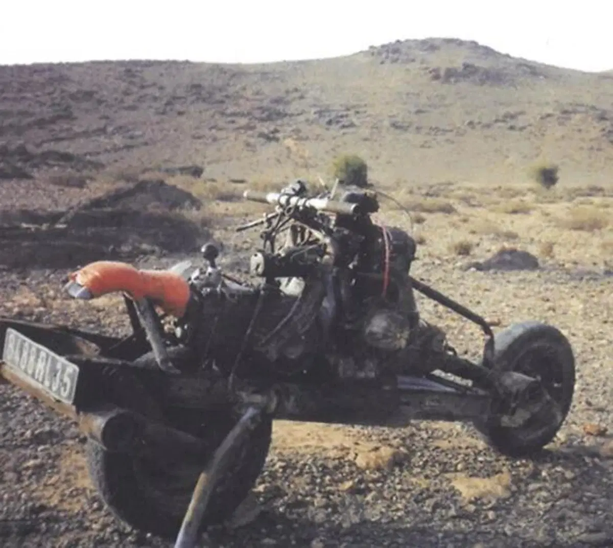 Quando la moto salva la vita all’uomo disperso, Ma uccide l’auto: francese distrugge compatta Citroen per scappare [2CV -> 2 ruote] (2)