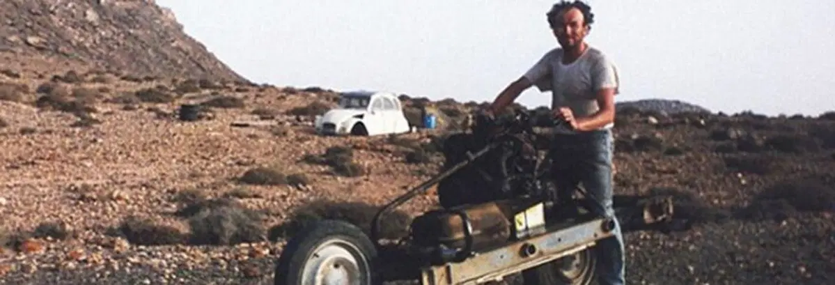 Quando la moto salva la vita all’uomo disperso, Ma uccide l’auto: francese distrugge compatta Citroen per scappare [2CV -> 2 ruote] (3)
