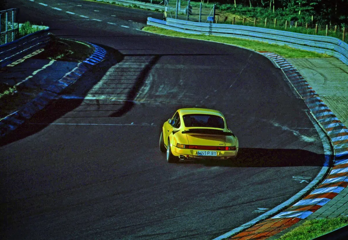 Stancarsi di guidare male una Porsche in pista: lo fanno [Video Nurburbring fumante]