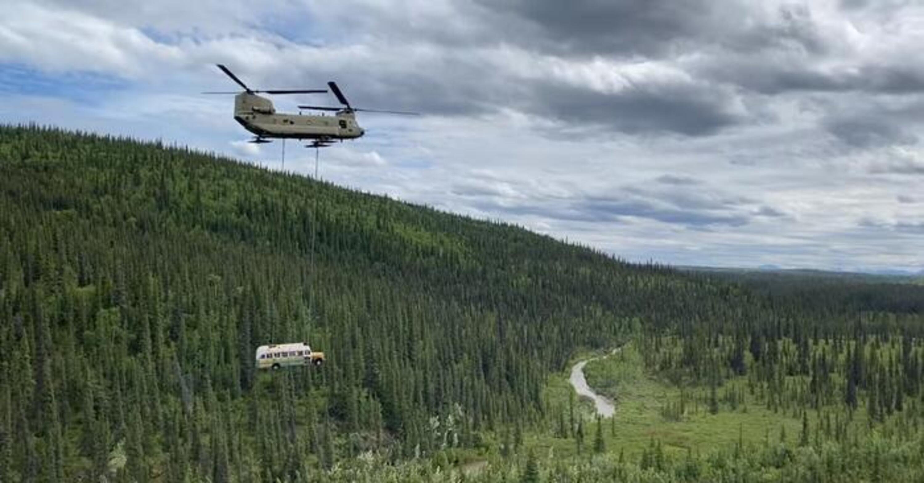 Rimosso con un elicottero il Magic Bus in Alaska