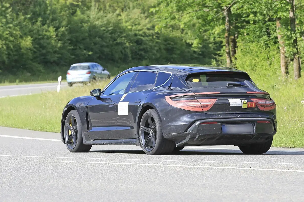 Porsche Taycan Cross Turismo: manca pochissimo [Foto spia] (9)