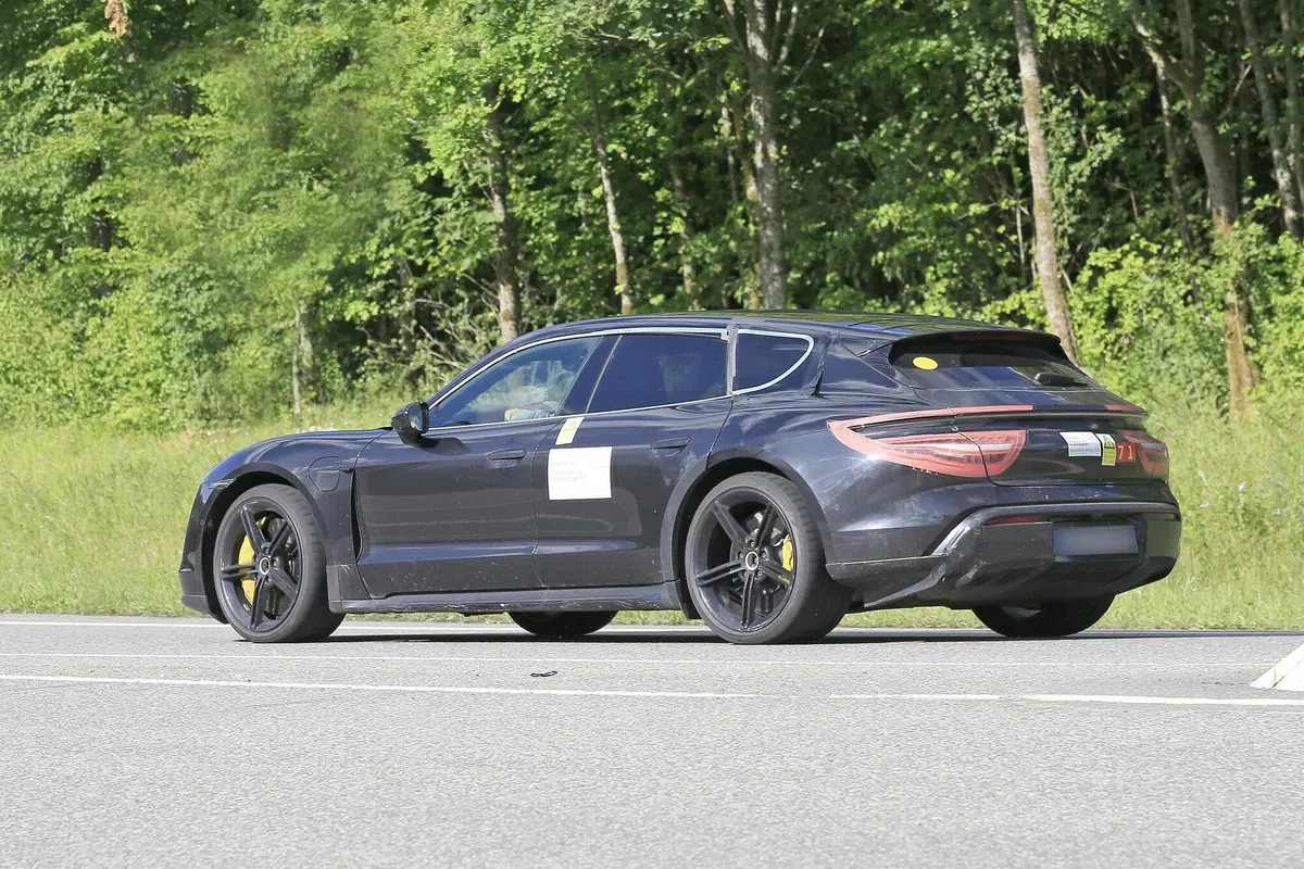 Porsche Taycan Cross Turismo: manca pochissimo [Foto spia] (8)