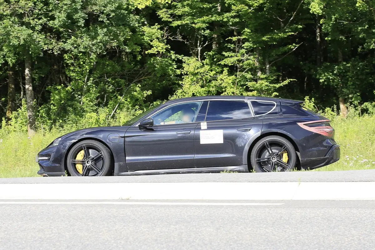 Porsche Taycan Cross Turismo: manca pochissimo [Foto spia] (7)