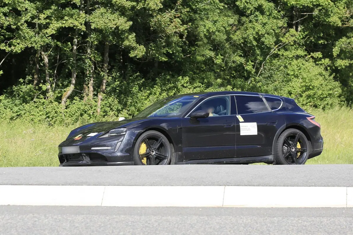 Porsche Taycan Cross Turismo: manca pochissimo [Foto spia] (5)