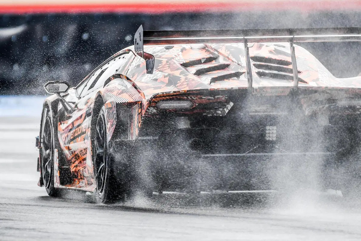 Lamborghini SCV12, debutto imminente per l'hypercar della Squadra Corse  (3)