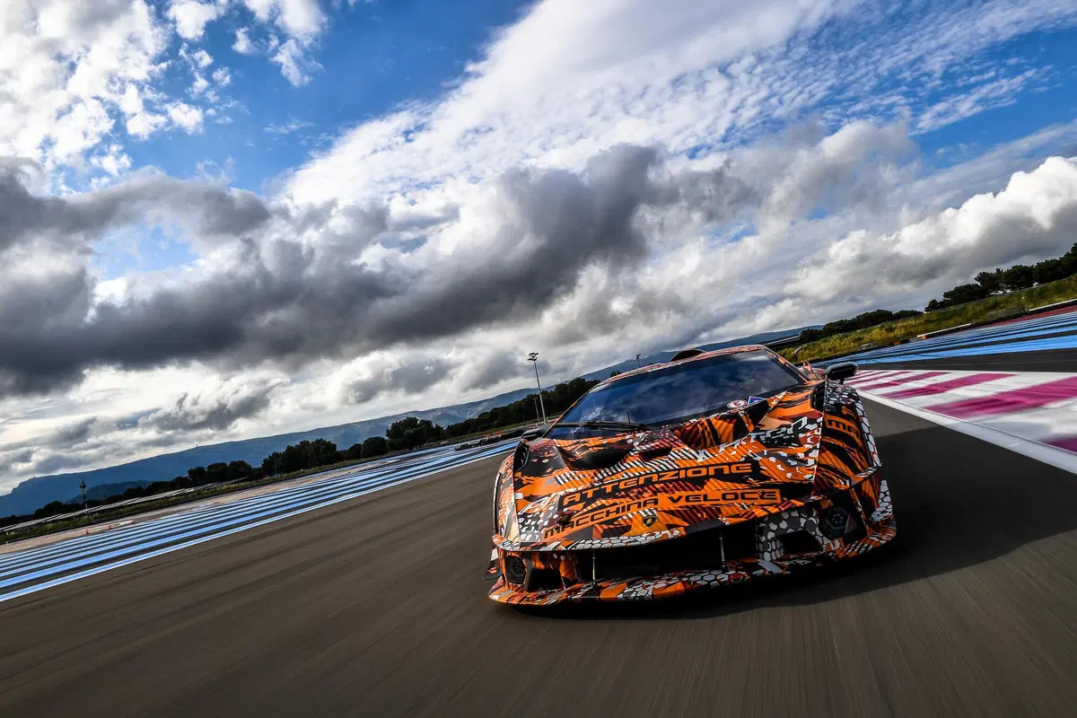 Lamborghini SCV12, debutto imminente per l'hypercar della Squadra Corse  (4)