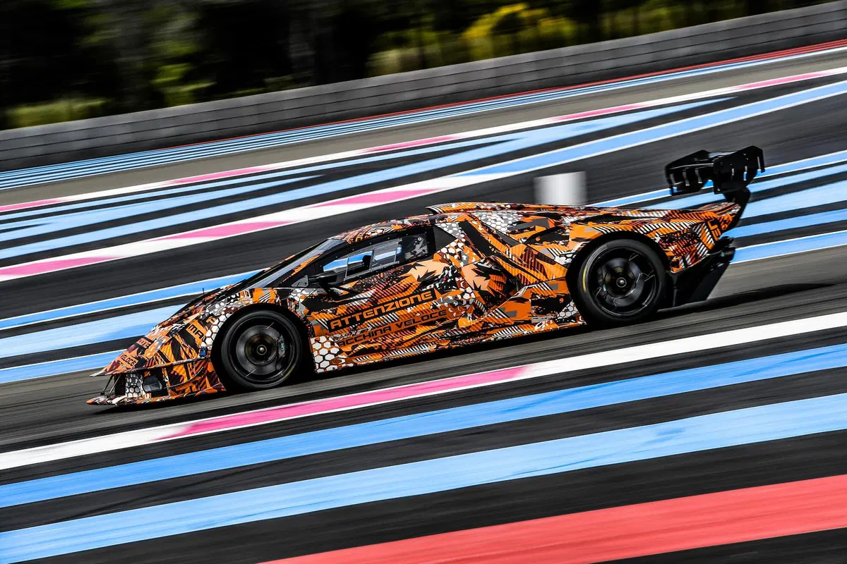 Lamborghini SCV12, debutto imminente per l'hypercar della Squadra Corse  (7)