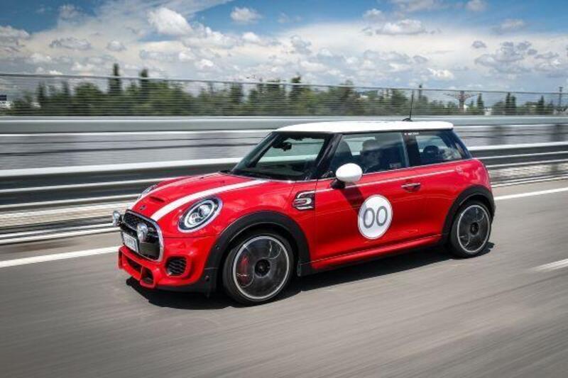 Nuova Mini Challenge Edition 2020: la Mini JCW personalizzata con proprio nome sul finestrino