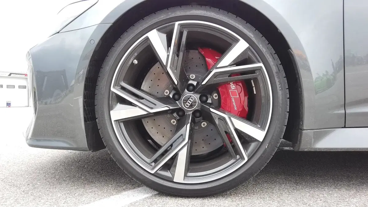AUDI RS6 Avant 2020 | La nuova generazione da 600 CV provata in pista e su strada (11)