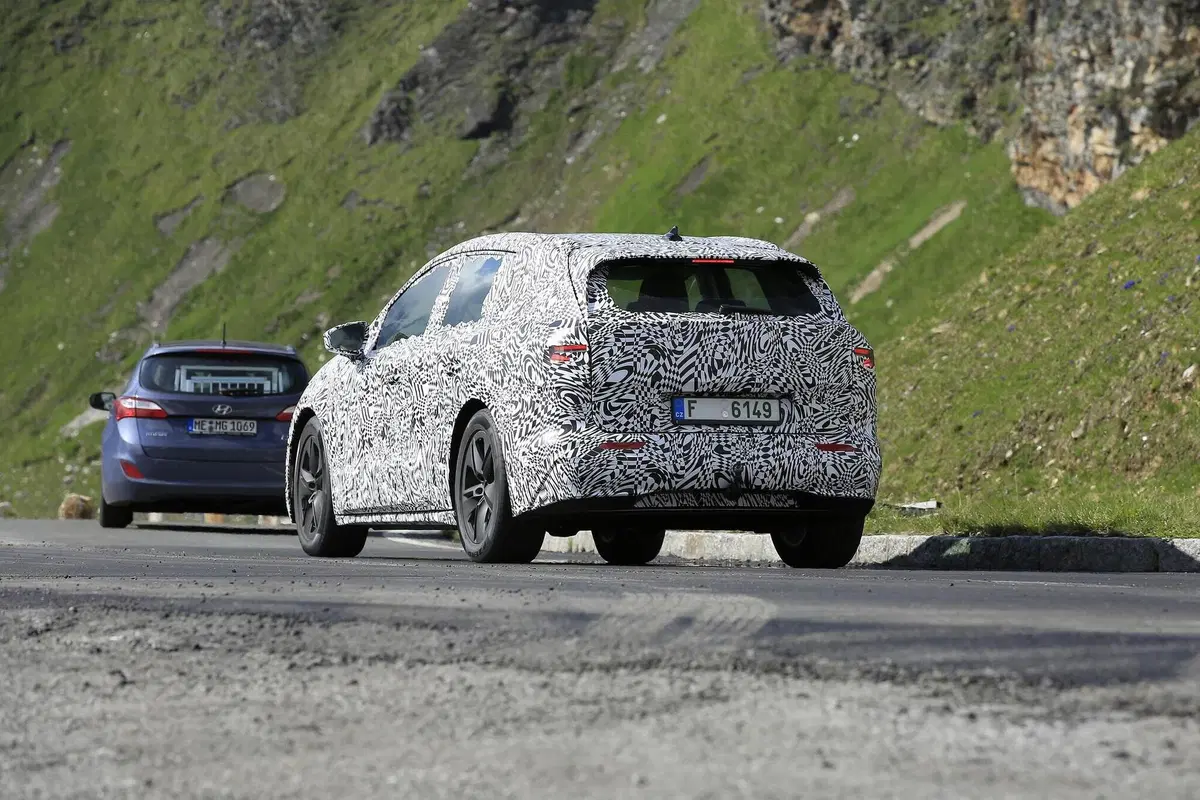Skoda Enyaq: il SUV elettrico atteso per fine 2020 [Foto spia] (10)