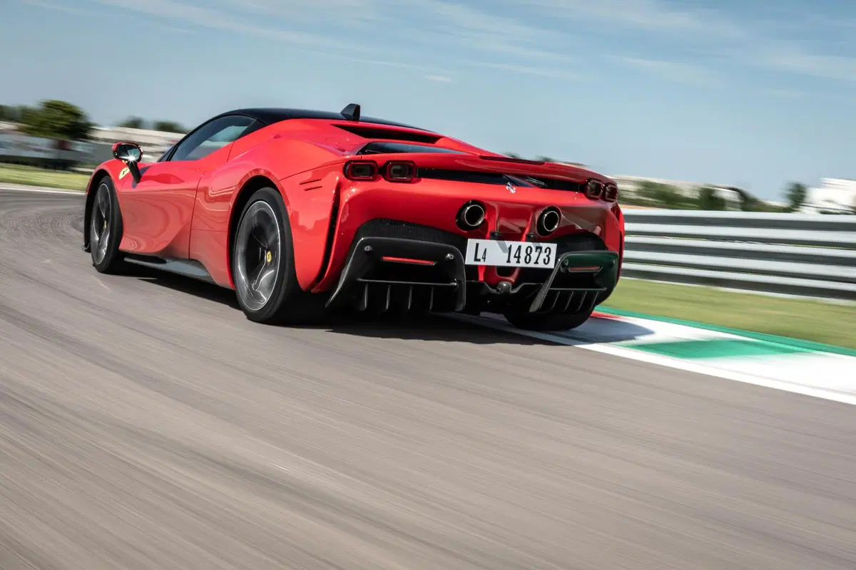 Ferrari SF90 Stradale | Dall'inferno al paradiso in un lampo. Prova test drive (4)