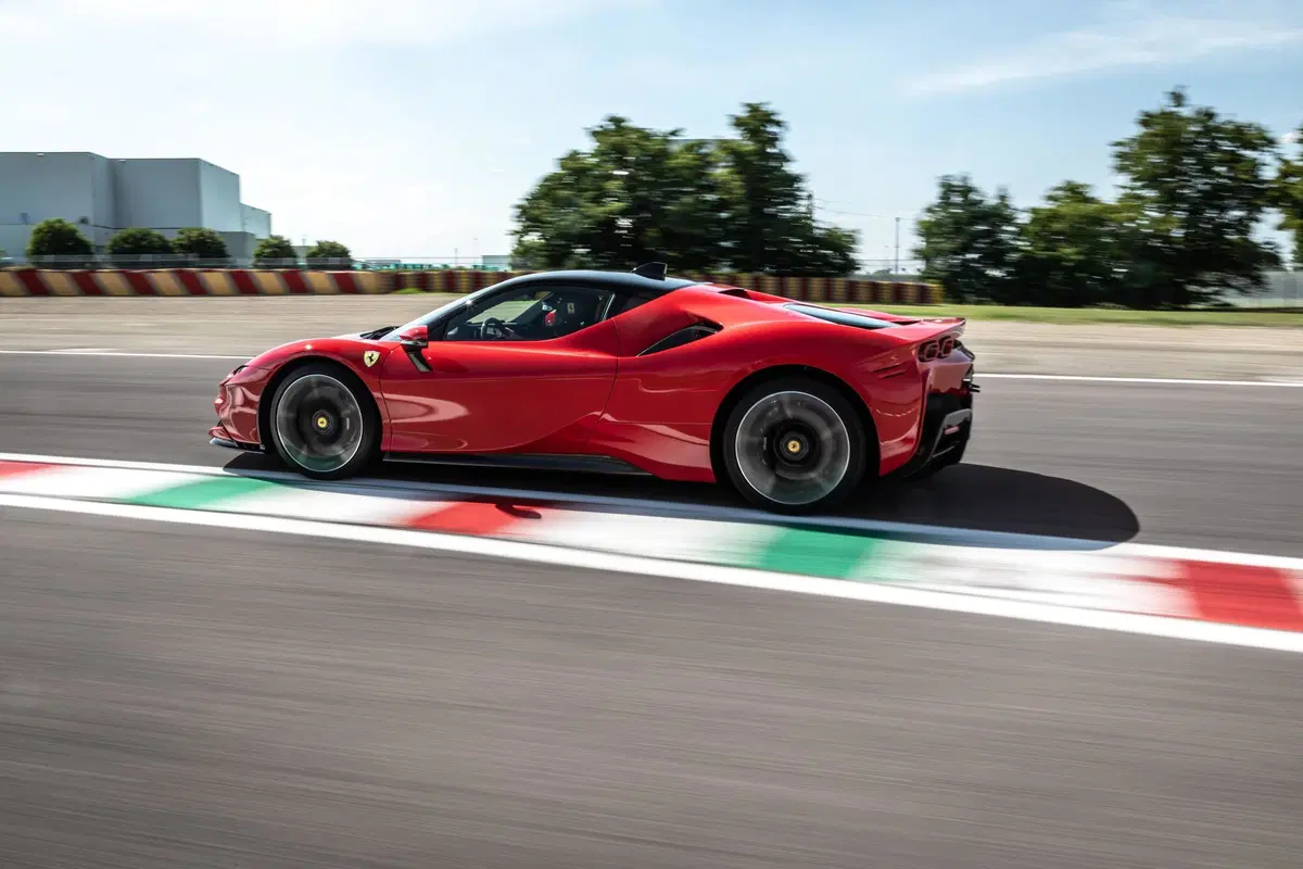 Ferrari SF90 Stradale | Dall'inferno al paradiso in un lampo. Prova test drive (2)