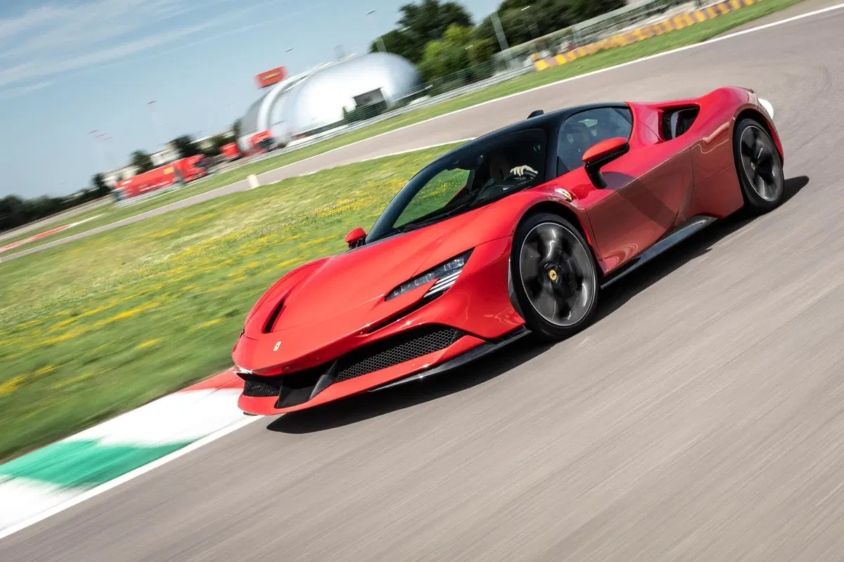 Ferrari SF90 Stradale | Dall'inferno al paradiso in un lampo. Prova test drive (3)