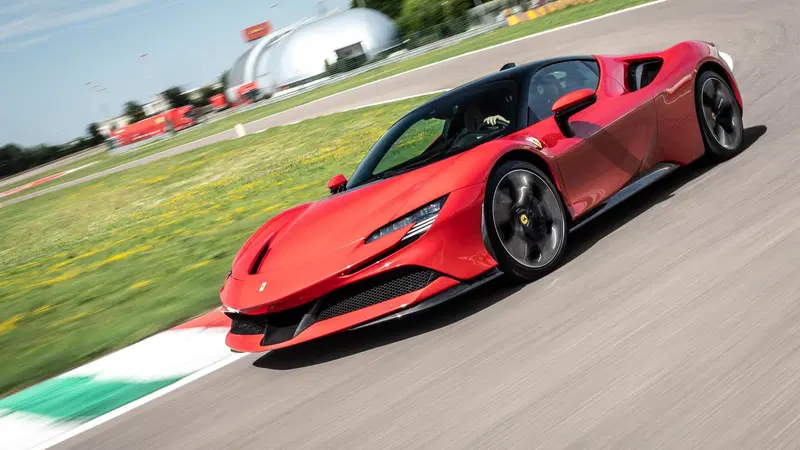 Ferrari SF90 Stradale | Dall'inferno al paradiso in un lampo. Prova test drive [Video]