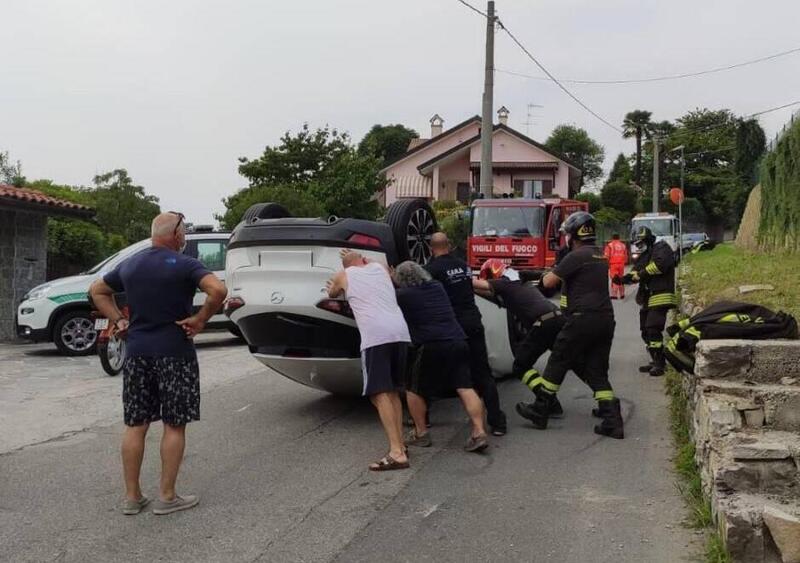 Calabrone vola in auto, anziana perde il controllo: le foto del ribaltamento