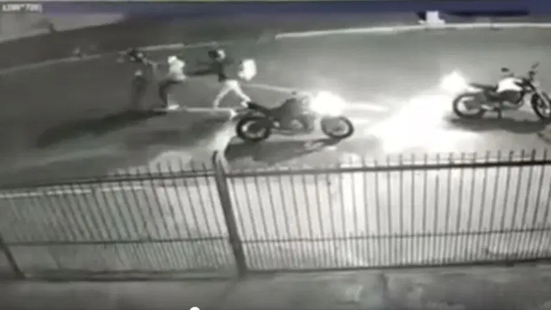 Telecamera registra epilogo dell'inseguimento tra moto: ecco la sparatoria [video]