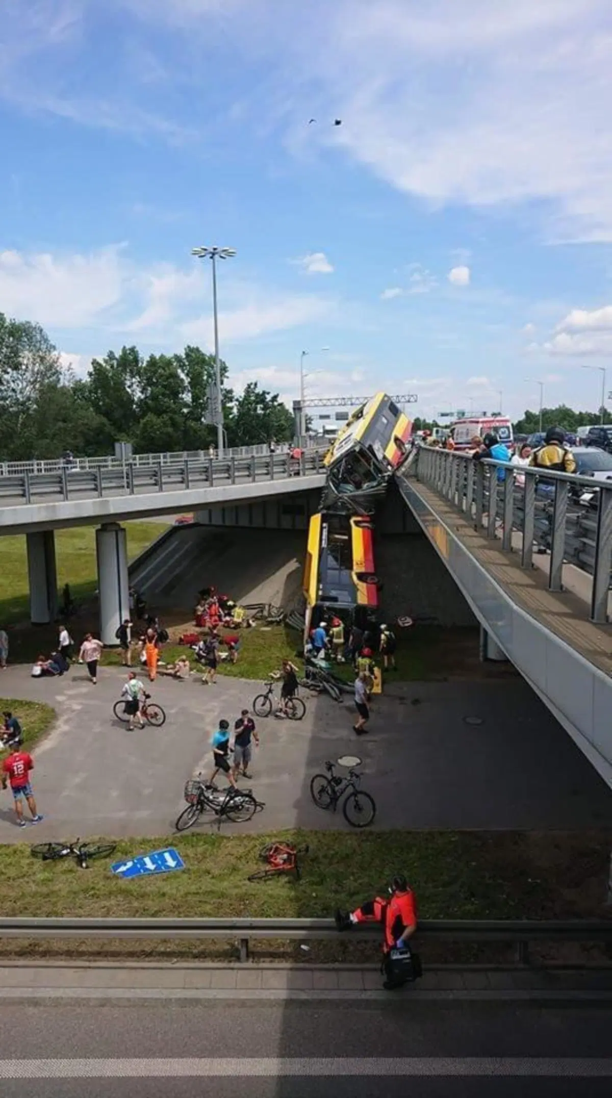 Incidente grave e incredibile: doppio bus polacco carico di persone cade da un ponte (2)