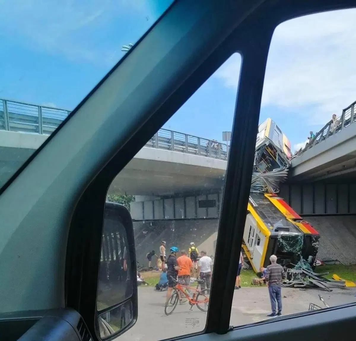 Incidente grave e incredibile: doppio bus polacco carico di persone cade da un ponte (3)