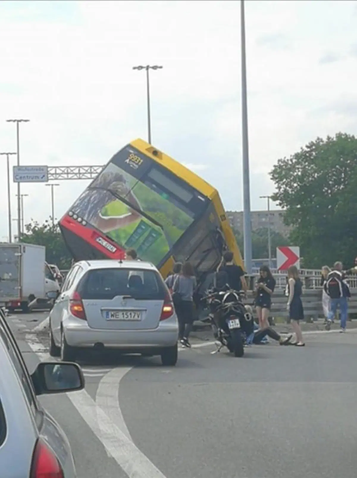 Incidente grave e incredibile: doppio bus polacco carico di persone cade da un ponte (4)