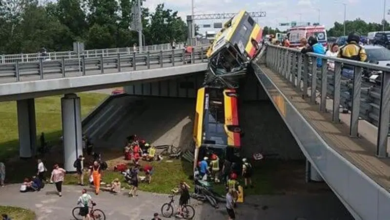 Incidente grave e incredibile: doppio bus polacco carico di persone cade da un ponte