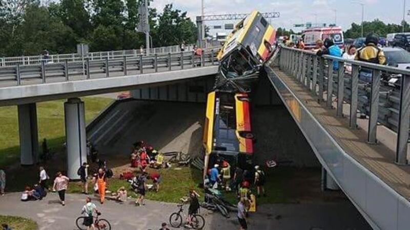 Incidente grave e incredibile: doppio bus polacco carico di persone cade da un ponte