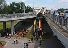 Incidente grave e incredibile: doppio bus polacco carico di persone cade da un ponte