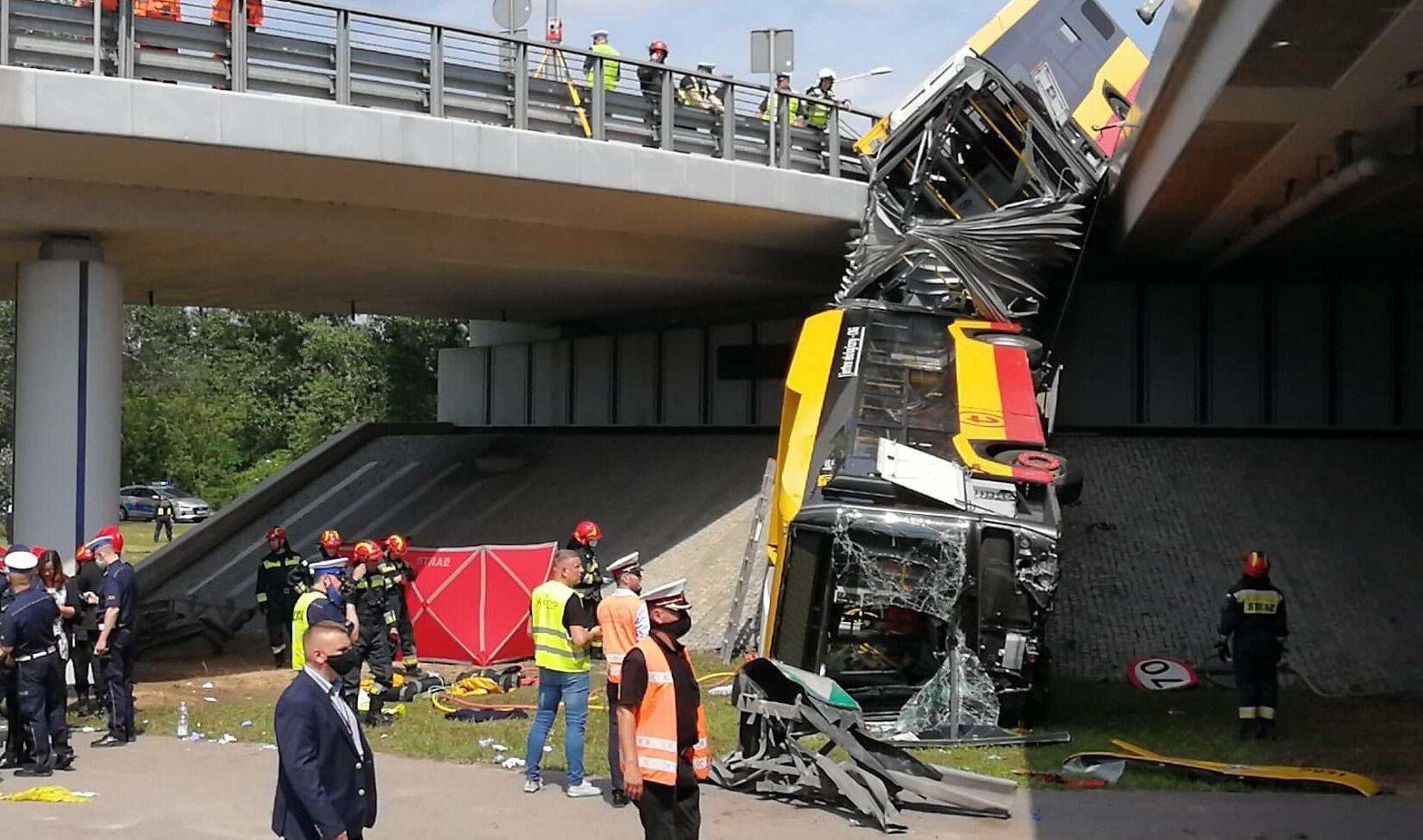Incidente grave e incredibile: doppio bus polacco carico di persone cade da un ponte