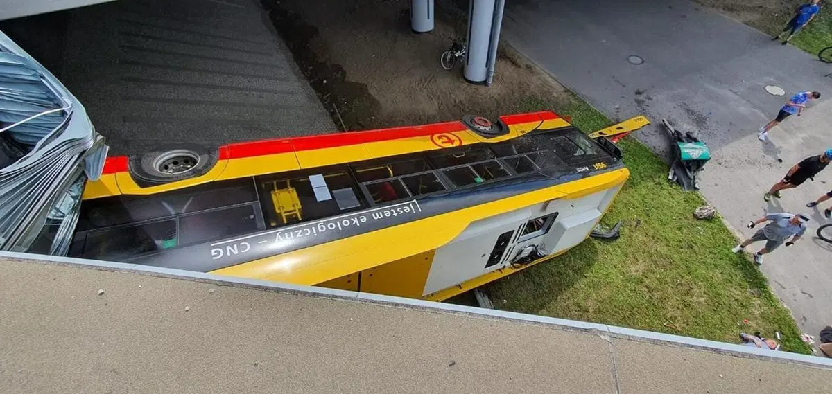 Incidente grave e incredibile: doppio bus polacco carico di persone cade da un ponte (6)