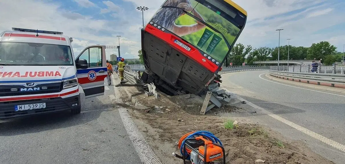 Incidente grave e incredibile: doppio bus polacco carico di persone cade da un ponte (5)