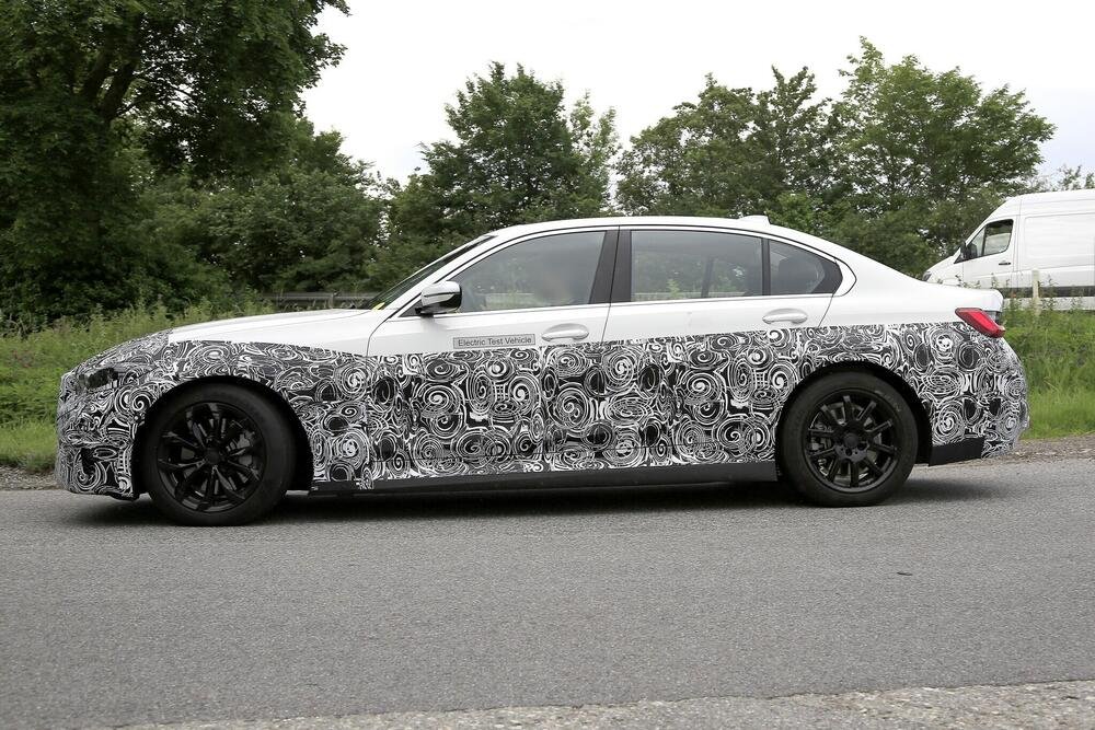 La futura BMW Serie 3 vista di profilo