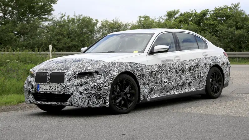 BMW Serie 3: sar&agrave; anche elettrica [Foto spia]
