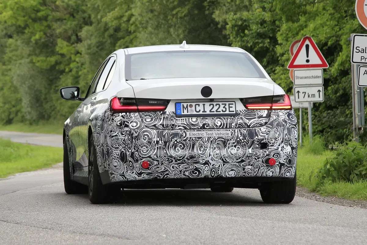 BMW Serie 3: sarà anche elettrica [Foto spia] (9)