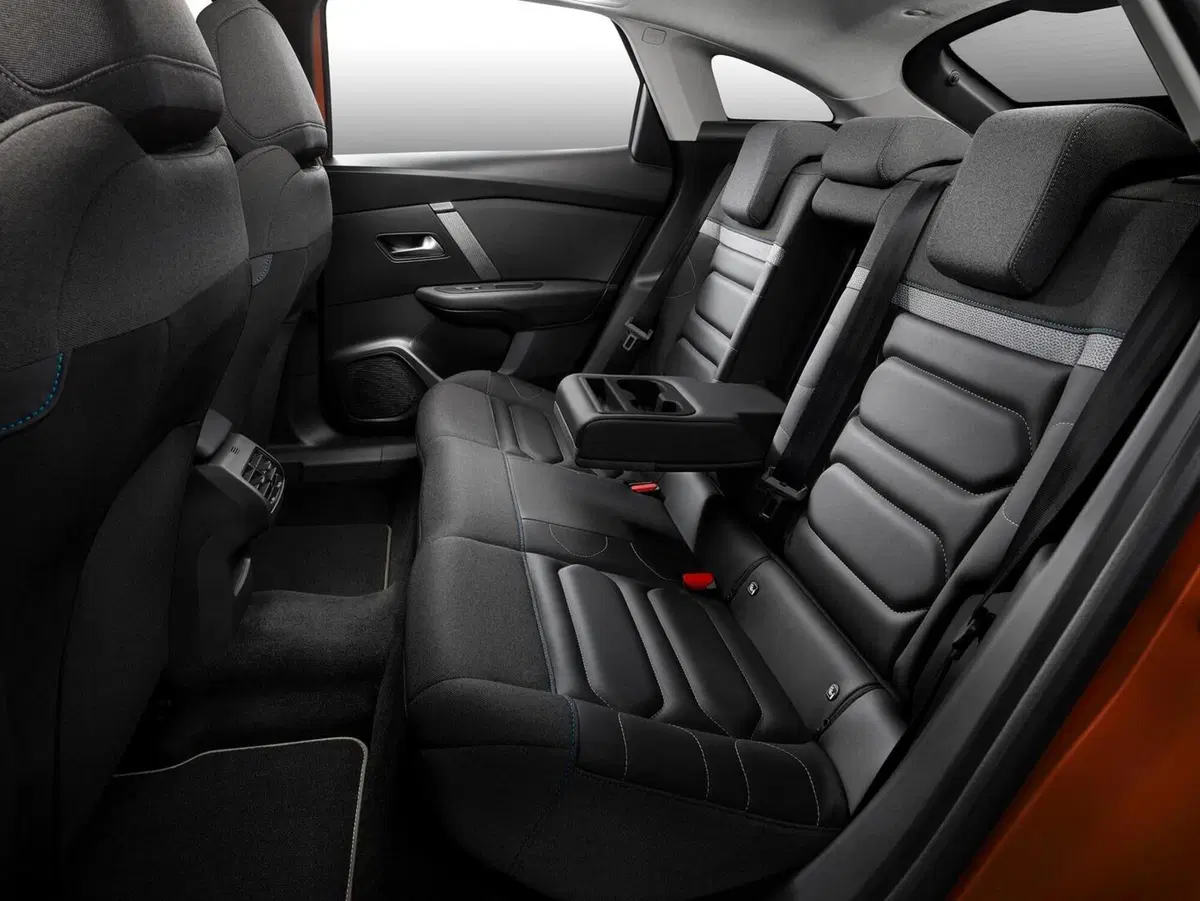 Il nuovo passo Citroen, Per stile e auto elettrica: ecco C4 ed e-C4 [video anteprima] (6)