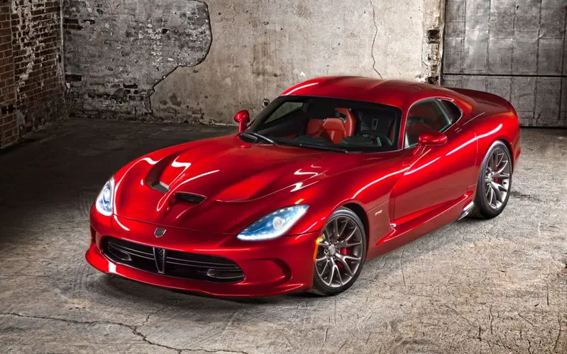 La Dodge Viper &egrave; azionata da un V10 di 8,4 litri che eroga ben 654 cavalli a 6200 giri/min. Ogni cilindro ha una capacit&agrave; di 840 cm3 e al regime di potenza massima i pistoni hanno una velocit&agrave; media di 20,8 metri al secondo