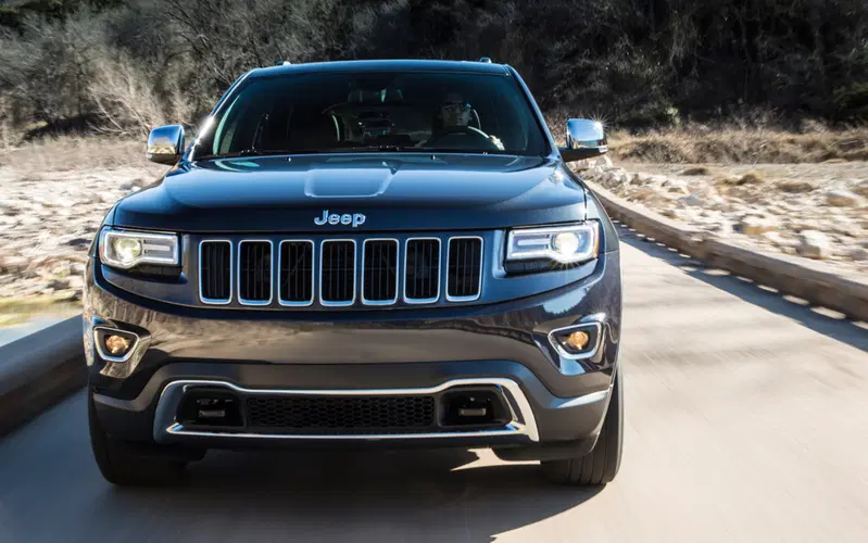Una versione del Grand Cherokee della Jeep ha un motore V8 di 6,4 litri, con distribuzione ad aste e bilancieri e due valvole per cilindro. La cilindrata unitaria &egrave; 800 cm3