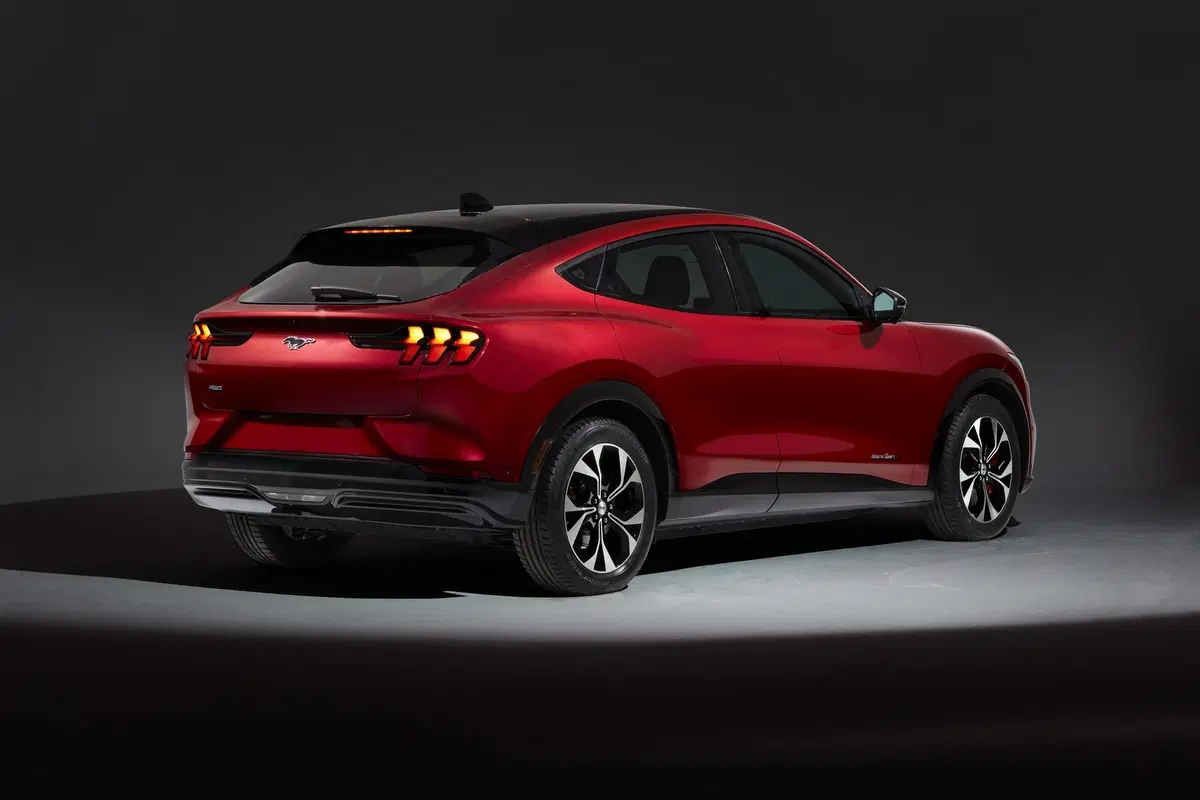 Ford Mustang Mach-E: è più potente, si parte da 266 CV (2)