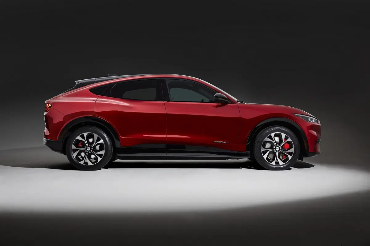 Ford Mustang Mach-E: è più potente, si parte da 266 CV (7)