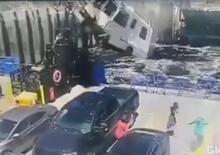 Perdere il traghetto per il mare? Mai, piuttosto sfonda tutto e decolla con il camper [Video Fly&Crash]