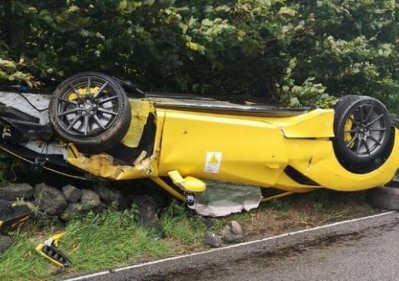 Ferrari 488 GTB si cappotta dopo incidente: supercar distrutta