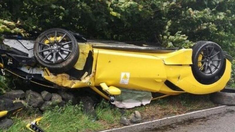 Ferrari 488 GTB si cappotta dopo incidente: supercar distrutta