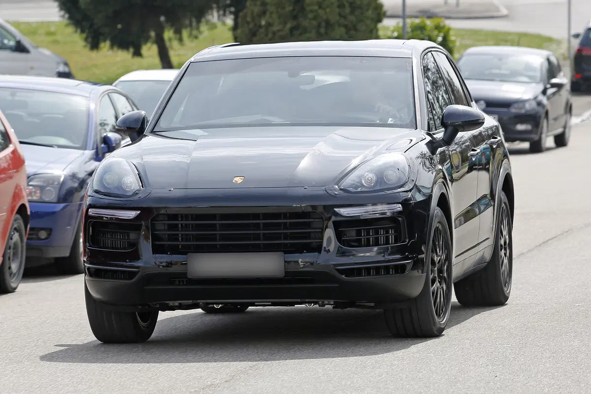 Nuova Porsche Cayenne: i primi scatti del muletto (2)