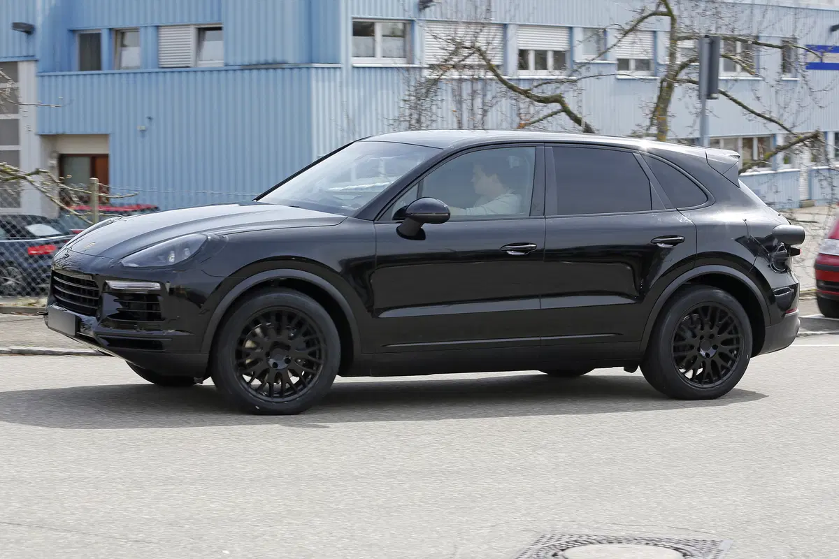 Nuova Porsche Cayenne: i primi scatti del muletto (3)