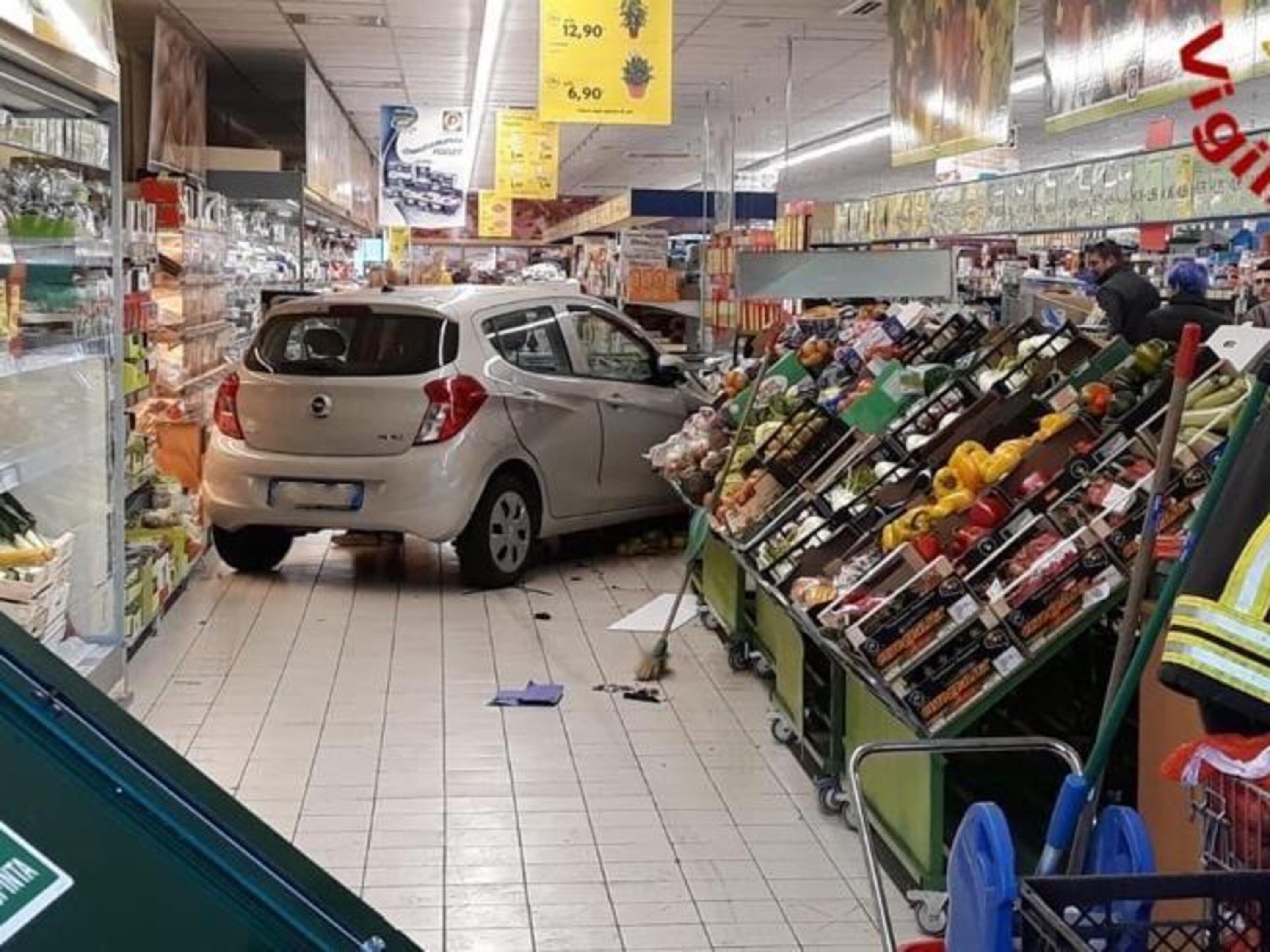 Di corsa al supermarket per la spesa, Auto sfonda tutto: banco frutta e verdura demolito [supermarket crash]