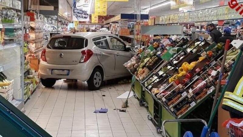 Di corsa al supermarket per la spesa, Auto sfonda tutto: banco frutta e verdura demolito [supermarket crash]