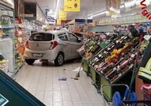 Di corsa al supermarket per la spesa, Auto sfonda tutto: banco frutta e verdura demolito [supermarket crash]