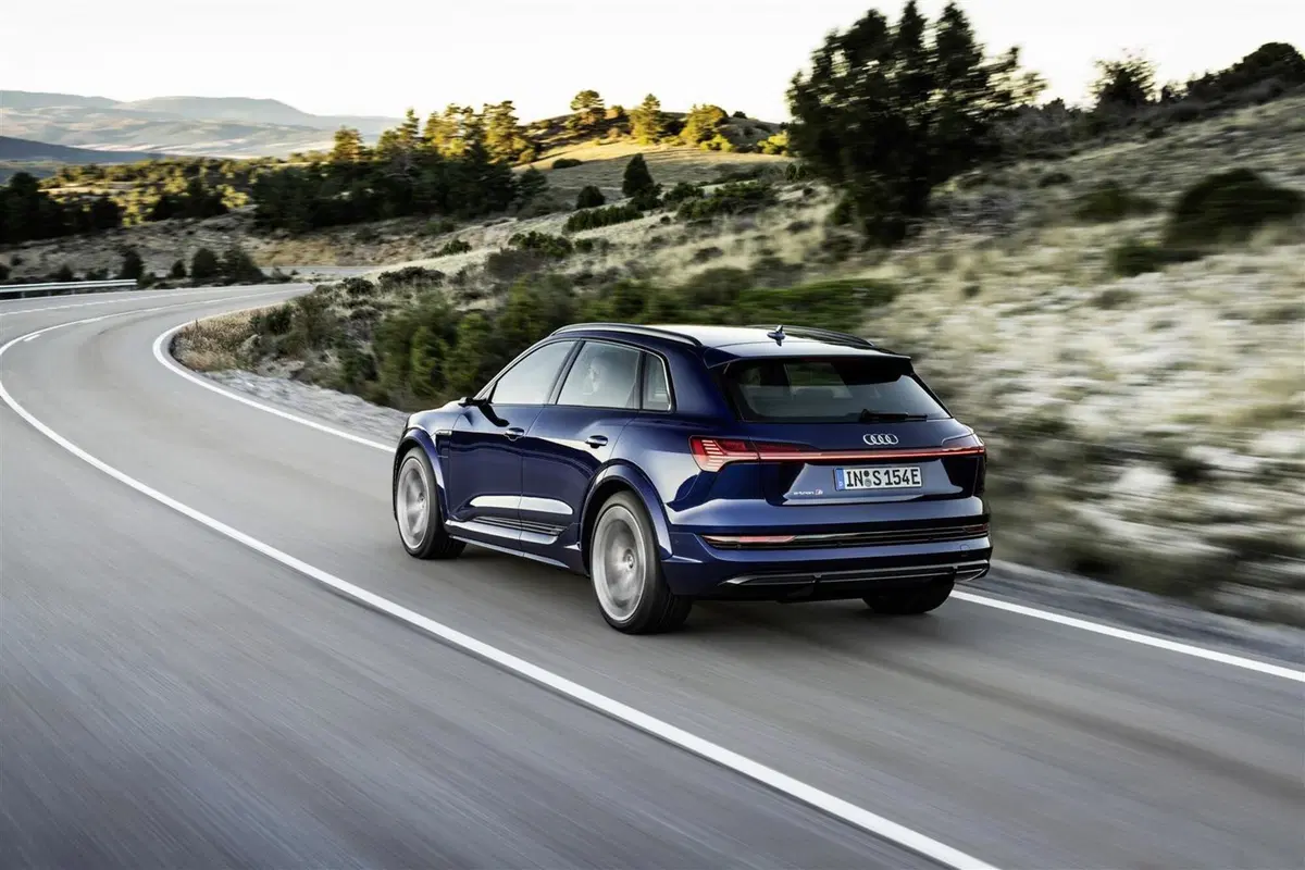 Audi e-tron S, 503 CV per il SUV elettrico (9)