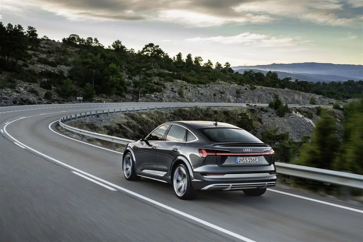 Audi e-tron S, 503 CV per il SUV elettrico (10)